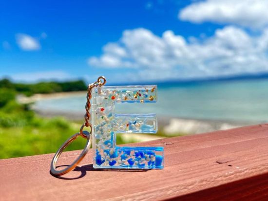 海洋プラスチック・キーホルダー作り 絶景のロケーションでアート体験を楽しもう 雨の日にもオススメ◎＜約2時間／古宇利島＞