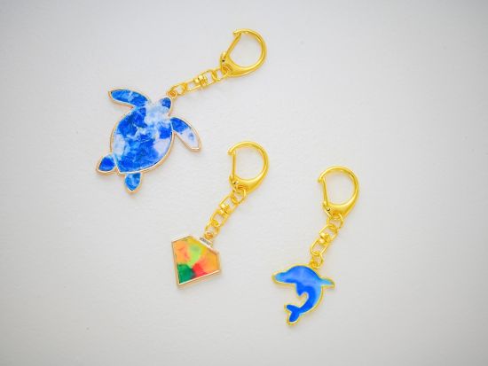 海洋プラスチック・キーホルダー作り 絶景のロケーションでアート体験を楽しもう 雨の日にもオススメ◎＜約2時間／古宇利島＞