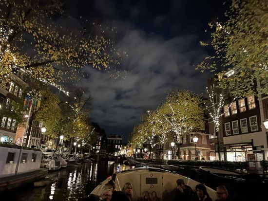 イブニング運河クルーズ！アルコール＆スナック付き＜1時間半／英語／アムステルダム発＞