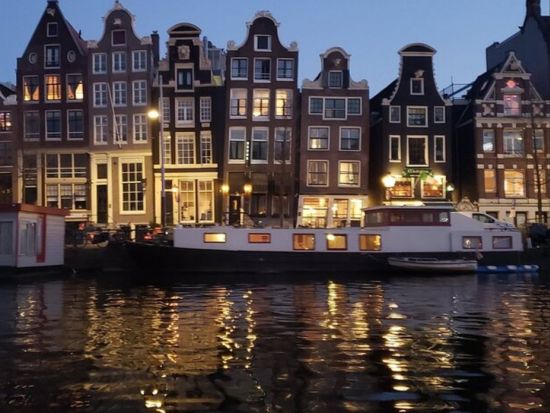 イブニング運河クルーズ！アルコール＆スナック付き＜1時間半／英語／アムステルダム発＞