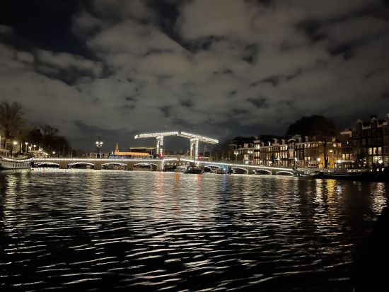 イブニング運河クルーズ！アルコール＆スナック付き＜1時間半／英語／アムステルダム発＞