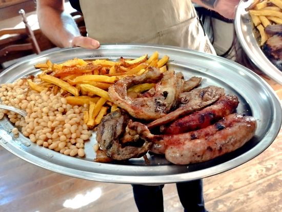 人気の3か所を巡るバルセロナ終日観光　サグラダ・ファミリア教会＋グエル公園＋モンセラット　炭火焼きランチ付＜貸切／日本語ガイド＞