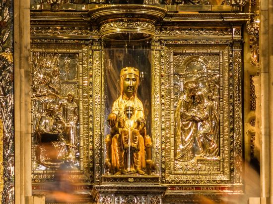 人気の3か所を巡るバルセロナ終日観光　サグラダ・ファミリア教会＋グエル公園＋モンセラット　炭火焼きランチ付＜貸切／日本語ガイド＞