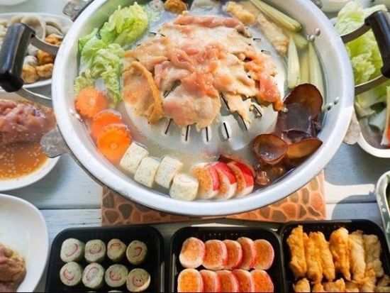 ローカルガイドがご案内！世界遺産ルアンパバーン 地元の味覚を楽しむナイトマーケット散策＆ラオス焼肉シンダート体験ツアー ＜夕食付き／英語ガイド＞