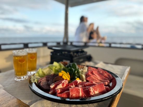 サンセットクルーズBBQ 東シナ海に沈む美しい夕日に感動！大切な人と船の上でゆったりと素敵な夜を過ごす＜2時間／石垣島発＞