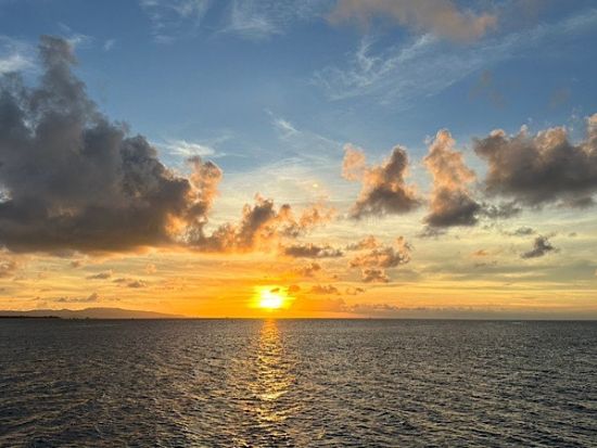 サンセットクルーズBBQ 東シナ海に沈む美しい夕日に感動！大切な人と船の上でゆったりと素敵な夜を過ごす＜2時間／石垣島発＞