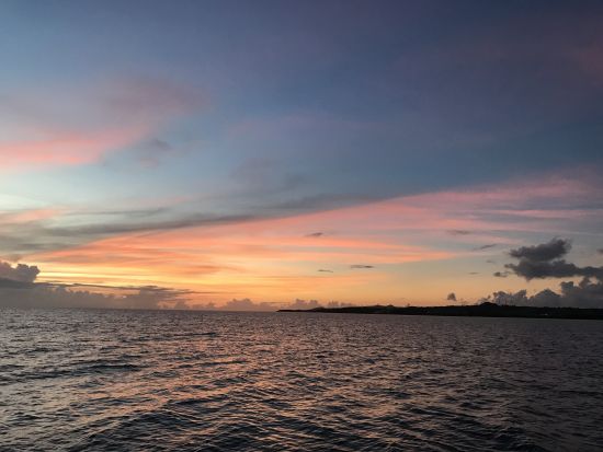 サンセットクルーズBBQ 東シナ海に沈む美しい夕日に感動！大切な人と船の上でゆったりと素敵な夜を過ごす＜2時間／石垣島発＞