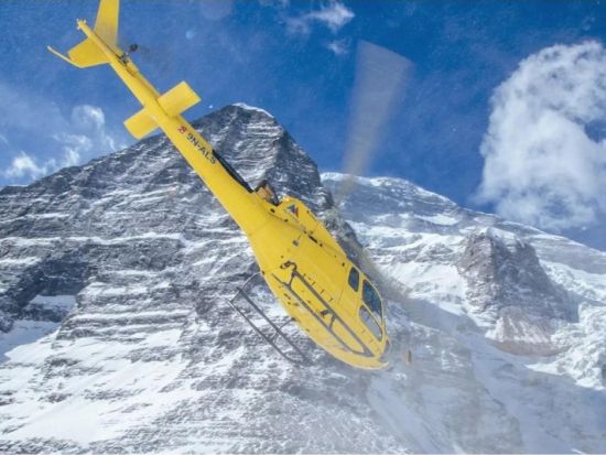 エベレスト遊覧飛行ツアー　ヘリコプターからエベレストベースキャンプを眺める ＜英語インストラクター＞