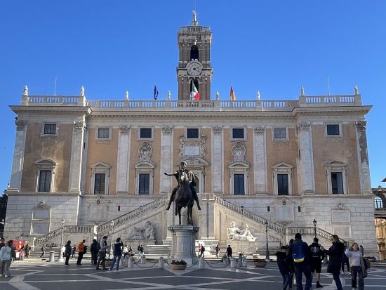 ローマ半日観光ツアー 公認日本語ガイドがご案内！世界遺産コロッセオ＋フォロ・ロマーノなど名所訪問＜午前or午後／混載／日本語ガイド＞by Mybus