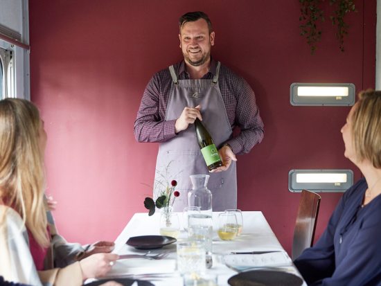 観光列車Qトレインで行く美食の旅！絶景と共に楽しむ食事と贅沢なひととき 市内送迎プランあり＜3時間／食事付／ドライズデール駅発着＞