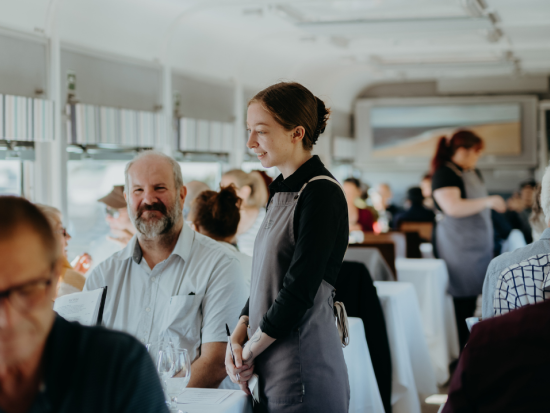 観光列車Qトレインで行く美食の旅！絶景と共に楽しむ食事と贅沢なひととき 市内送迎プランあり＜3時間／食事付／ドライズデール駅発着＞