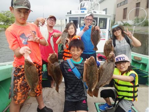小樽沖 春のカレイ船釣り体験　楽しい釣りと海岸線の絶景を満喫する、興奮の3時間！青く美しい小樽海岸の海での船釣りへ出発＜3～5月／小樽北運河から乗船＞
