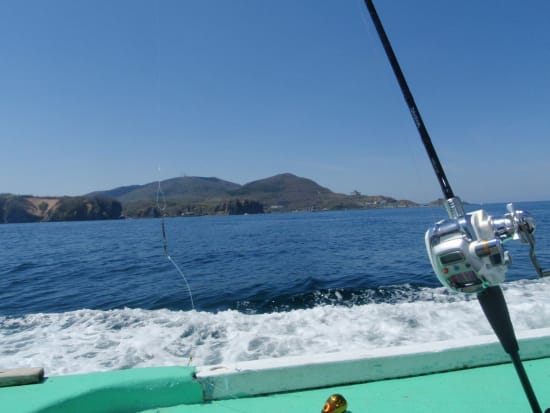 小樽沖 春のカレイ船釣り体験　楽しい釣りと海岸線の絶景を満喫する、興奮の3時間！青く美しい小樽海岸の海での船釣りへ出発＜3～5月／小樽北運河から乗船＞