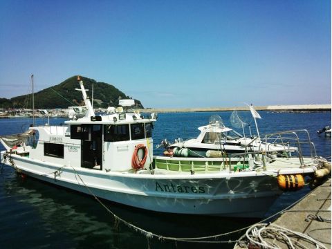 小樽沖 春のカレイ船釣り体験　楽しい釣りと海岸線の絶景を満喫する、興奮の3時間！青く美しい小樽海岸の海での船釣りへ出発＜3～5月／小樽北運河から乗船＞
