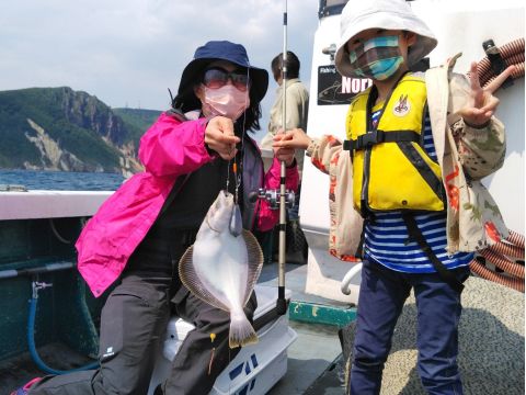 小樽沖 春のカレイ船釣り体験　楽しい釣りと海岸線の絶景を満喫する、興奮の3時間！青く美しい小樽海岸の海での船釣りへ出発＜3～5月／小樽北運河から乗船＞
