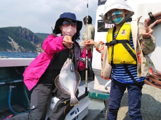 小樽沖 春のカレイ船釣り体験　楽しい釣りと海岸線の絶景を満喫する、興奮の3時間！青く美しい小樽海岸の海での船釣りへ出発＜3～5月／小樽北運河から乗船＞
