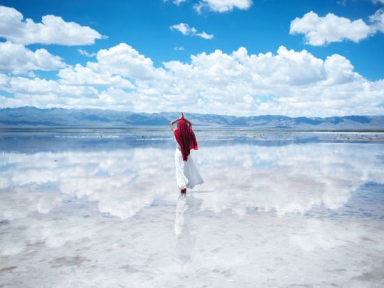 【4/10～11/25限定・秘境探訪4日間】中国のウユニのチャカ塩湖と青海湖＋中国のグランドキャニオンの張掖七彩山と大仏寺を巡る青海張掖現地ツアー