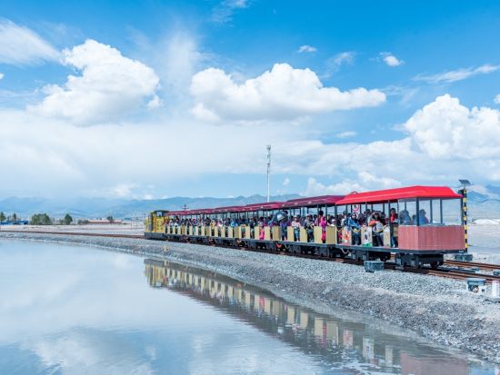 【4/10～11/25限定・秘境探訪4日間】中国のウユニのチャカ塩湖と青海湖＋中国のグランドキャニオンの張掖七彩山と大仏寺を巡る青海張掖現地ツアー