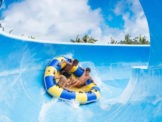 ウェット アンド ワイルド ハワイ　絶叫ウォータースライダーなど25種類以上のアトラクションが揃うウォーターパーク　ランチやドリンク付きパッケージプランあり
