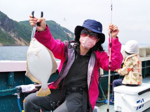 小樽沖 春のカレイ船釣り体験　楽しい釣りと海岸線の絶景を満喫する、興奮の3時間！青く美しい小樽海岸の海での船釣りへ出発＜3～5月／小樽北運河から乗船＞