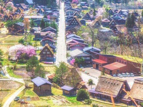 英語・中国語・日本語バスツアー歴史と伝統を旅する 郡上八幡 飛騨高山 白川郷 3古都巡り＜名古屋発／1名様から出発／毎日催行＞