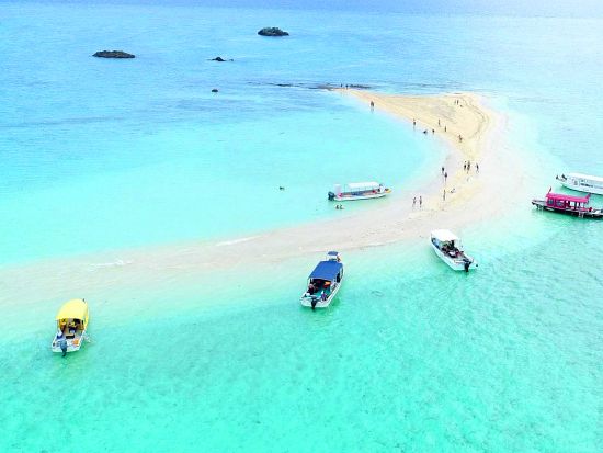 【少人数制】幻の島上陸+石西礁湖シュノーケリングツアー 離島の海を満喫できる1日プランもあり＜市街地送迎／石垣島発＞