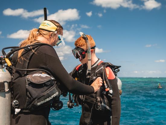 Divers Den Aqua Quest Getting Ready to Dive (1)