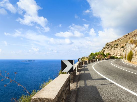 世界遺産アマルフィ海岸日帰り観光ツアー　ソレント＋ポジターノ＋アマルフィ訪問　各地でフリータイムあり！＜英語／混載／往復送迎付／軽食付／ナポリ発＞