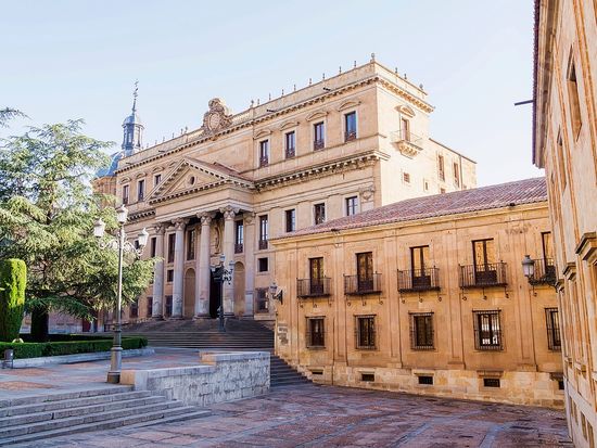 SalamancaUniversity_Anaya Palace_pixta_100783146_M