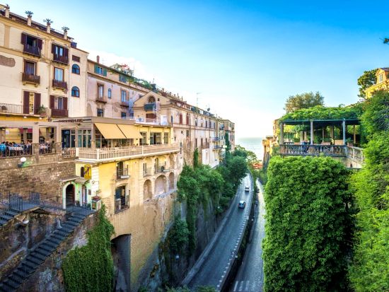 世界遺産アマルフィ海岸日帰り観光ツアー　ソレント＋ポジターノ＋アマルフィ訪問　各地でフリータイムあり！＜英語／混載／往復送迎付／軽食付／ナポリ発＞