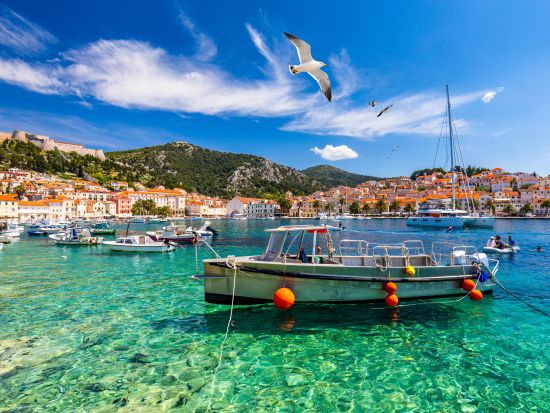 カタマラン船で行く！フヴァル島＆パクレニ諸島＆ブラチ島 1日クルーズ＜5月～10月／昼食付／スプリット発＞