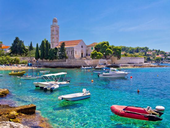 カタマラン船で行く！フヴァル島＆パクレニ諸島＆ブラチ島 1日クルーズ＜5月～10月／昼食付／スプリット発＞