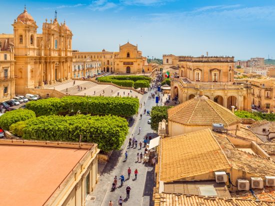 世界遺産の街シラクーサ　日帰り観光ツアー　ネクアポリス考古学公園＆オルティージャ島 ＜貸切／タオルミーナ発＞