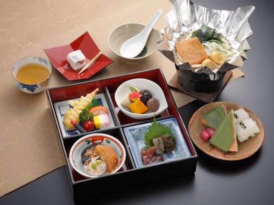 日帰りバスツアー 立山雪の大谷＋となみチューリップフェア 2つの人気スポットを巡る特別ルート 富山の山海満載の昼食付＜GW限定／1日／金沢・小松発着＞