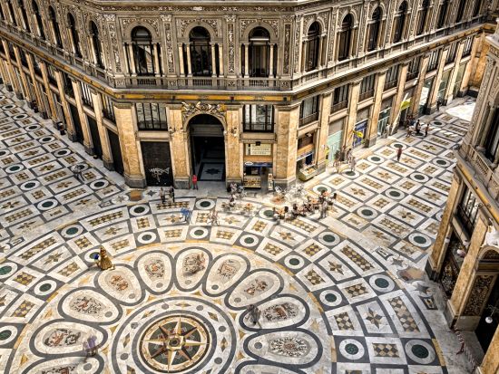 ナポリ旧市街「スパッカナポリ」＆地下遺跡ウォーキングツアー＜午前／半日／英語ガイド＞