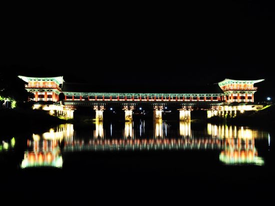 午後発！世界遺産「仏国寺」と千年古都のロマンチックな夜景観賞の慶州満喫ツアー＜日本語ガイド／夕食付＞