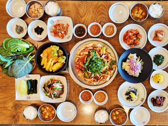 午後発！世界遺産「仏国寺」と千年古都のロマンチックな夜景観賞の慶州満喫ツアー＜日本語ガイド／夕食付＞