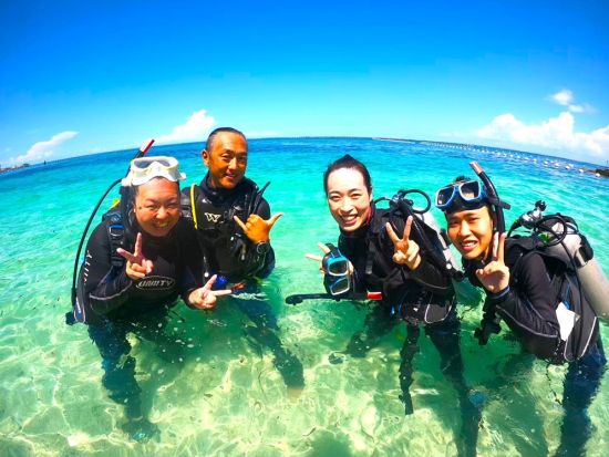 PADI Cカードライセンス取得＜2日コース／マクタン島内ホテル送迎付／日本語対応＞ by オールブルー