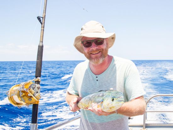 海釣り体験　ダイヤモンドヘッドを望むフィッシングクルーズ　イルカに遭遇するチャンスも！釣り用具付き＜混載／3時間／ケワロ湾＞