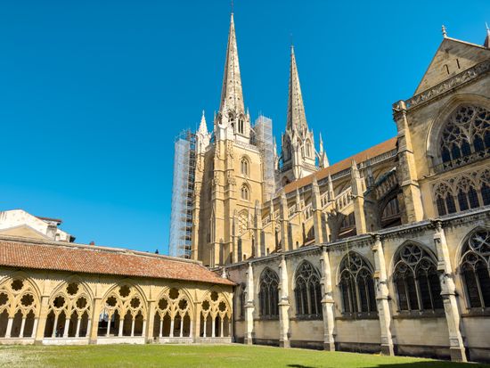 Bayonne_Santa Maria Cathedral_pixta_109838660_M