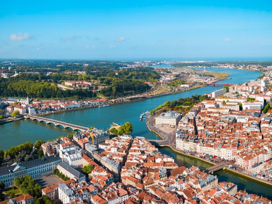France_Basque_Bayonne_pixta_106890979_M