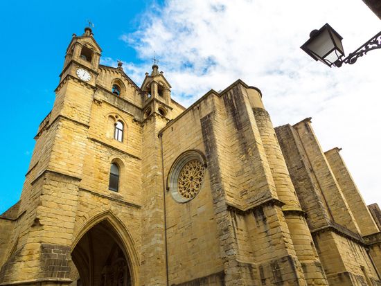 San Sebastian_Church San Vicente_pixta_72684465_M