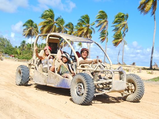 デューンバギー体験！泥水や砂利道を爽快にドライブ＋ドミニカの歴史や文化に触れる＜英語ガイド／プンタカナ市内発着＞