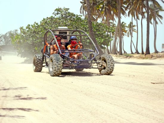 デューンバギー体験！泥水や砂利道を爽快にドライブ＋ドミニカの歴史や文化に触れる＜英語ガイド／プンタカナ市内発着＞