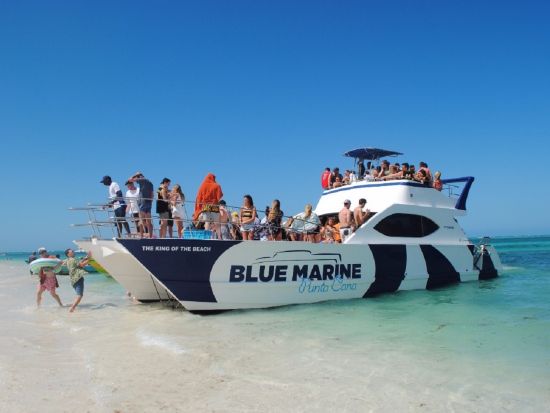 パーティーボート＆シュノーケリング体験！船上で一流エンターテインメントや音楽を堪能！飲み物＆スナック付き＜英語ガイド／プンタカナ市内発着＞