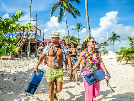 パーティーボート＆シュノーケリング体験！船上で一流エンターテインメントや音楽を堪能！飲み物＆スナック付き＜英語ガイド／プンタカナ市内発着＞