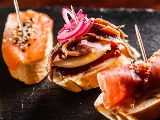 バルセロナ タパスツアー　2軒のバル巡り＆旧市街散策　初めてでも安心！日本語ガイドと一緒に好きなだけ選べるタパスやドリンク＜日本語＞by Mybus