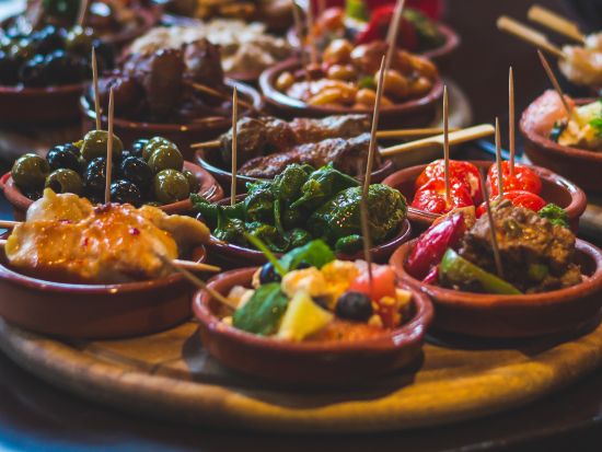 バルセロナ タパスツアー　2軒のバル巡り＆旧市街散策　初めてでも安心！日本語ガイドと一緒に好きなだけ選べるタパスやドリンク＜日本語＞by Mybus