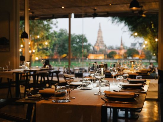 アユタヤ4大遺跡1泊2日観光ツアー　遺跡ライトアップ鑑賞＆モダンな川沿いホテル「サラ・アユタヤ」宿泊 ＜夕食付き／日本語ガイド／遺跡が見える客室利用＞