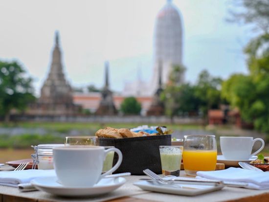 アユタヤ4大遺跡1泊2日観光ツアー　遺跡ライトアップ鑑賞＆モダンな川沿いホテル「サラ・アユタヤ」宿泊 ＜夕食付き／日本語ガイド／遺跡が見える客室利用＞